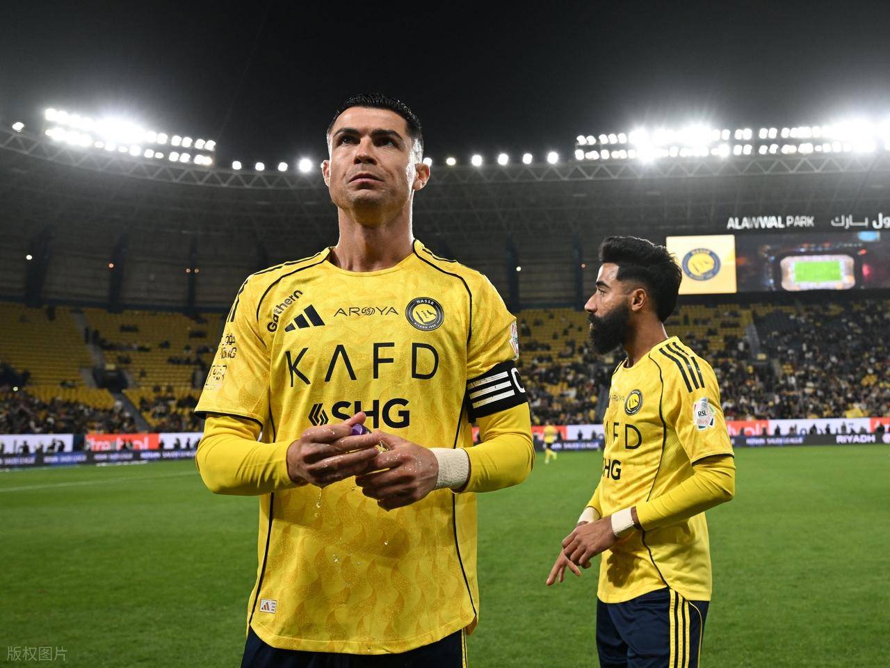 c罗和女友飞往瑞士短暂度假 意媒违反防